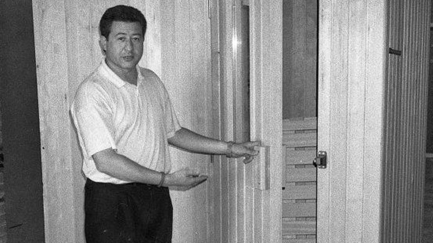 Jaume Freixanet mostra una de les saunes que es van construir a Manresa el 1992