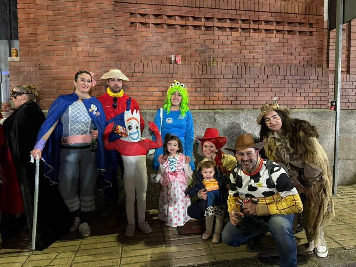 Marta y Marhya, en el centro, junto a familiares y amigos en el Carnaval de Badajoz.