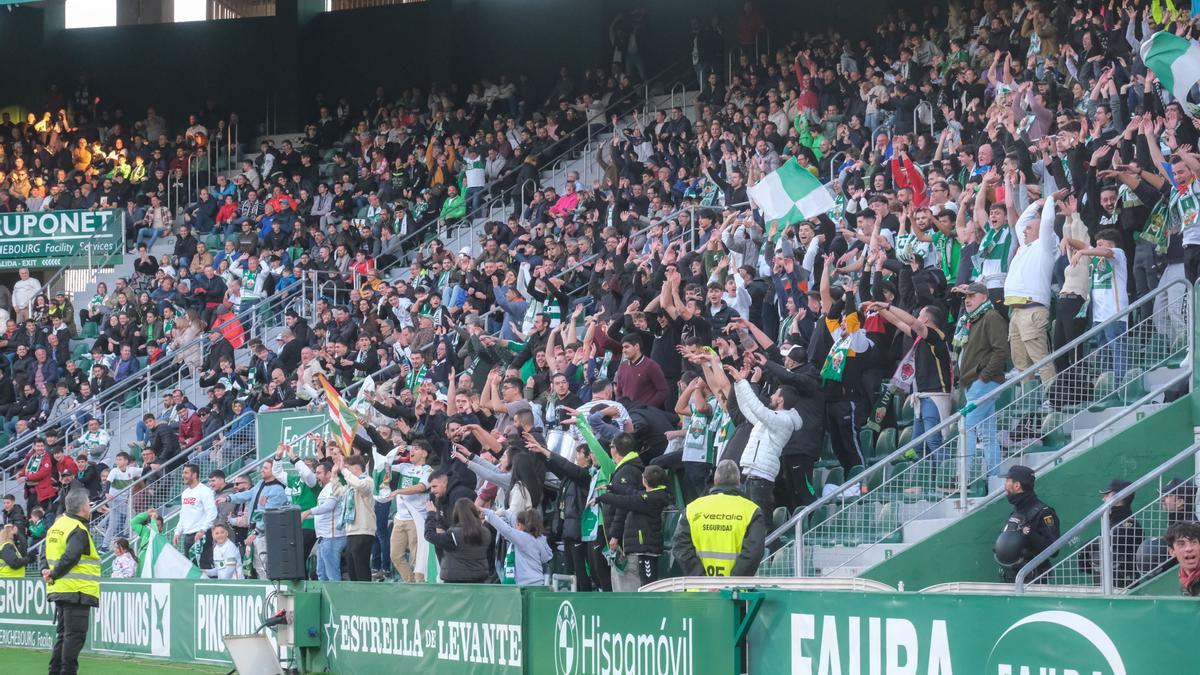 Aficionados del Elche durante el partido contra el Villarreal