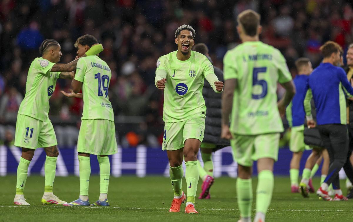 Flick y los jugadores lo celebraron por todo lo alto en el césped del Metropolitano Flick y los jugadores lo celebraron por todo lo alto en el césped del Metropolitano