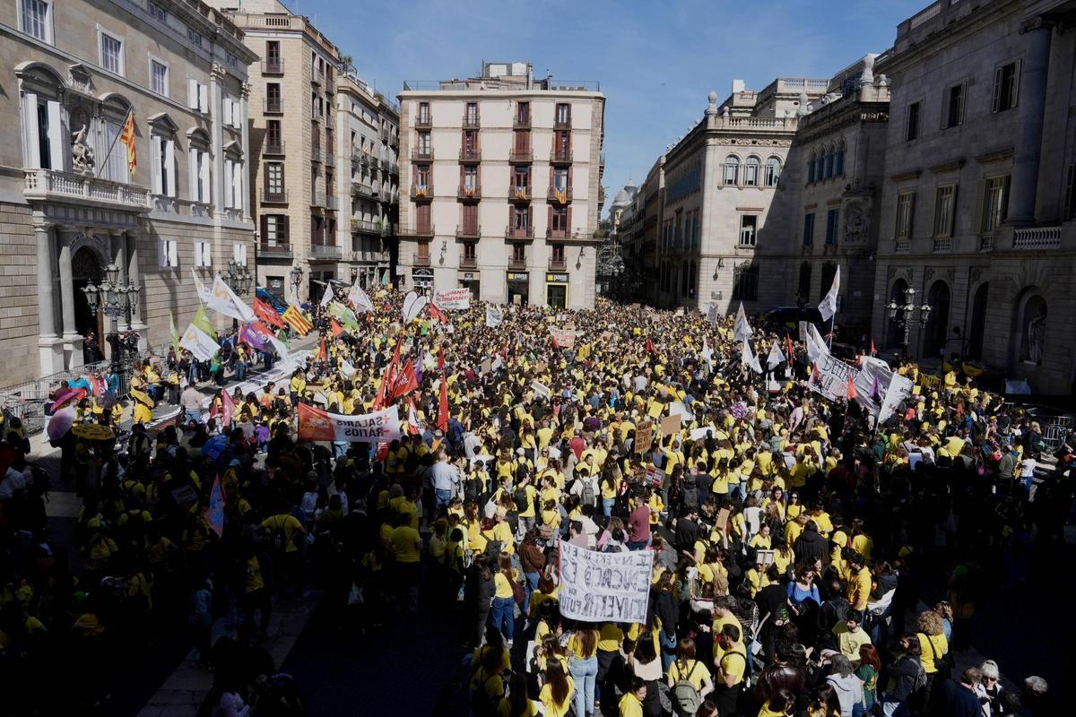 La plaça de Sant Jaume plena com en les grans ocasions, aquest dilluns en finalitzar la manifestació docent a Barcelona.