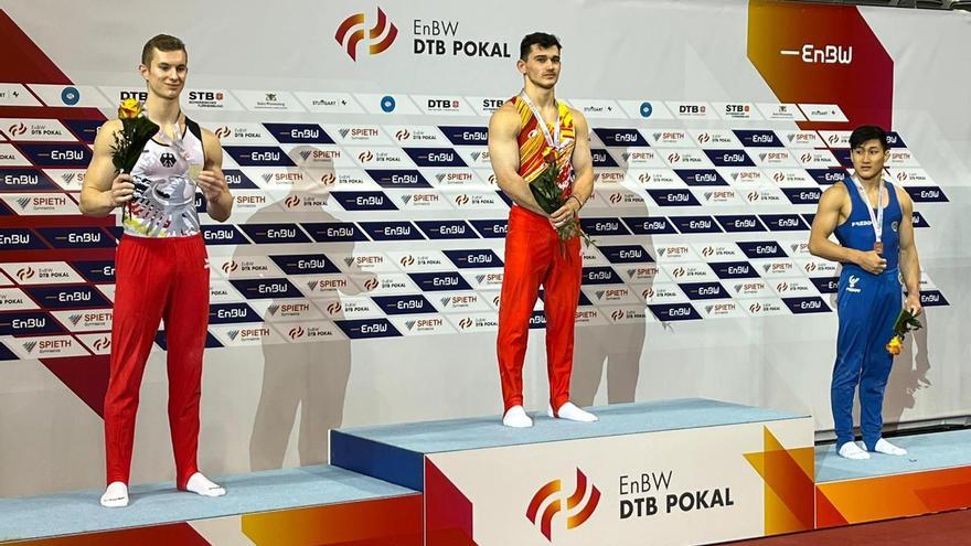 Nicolau Mir, con su oro en el podio de Stuttgart