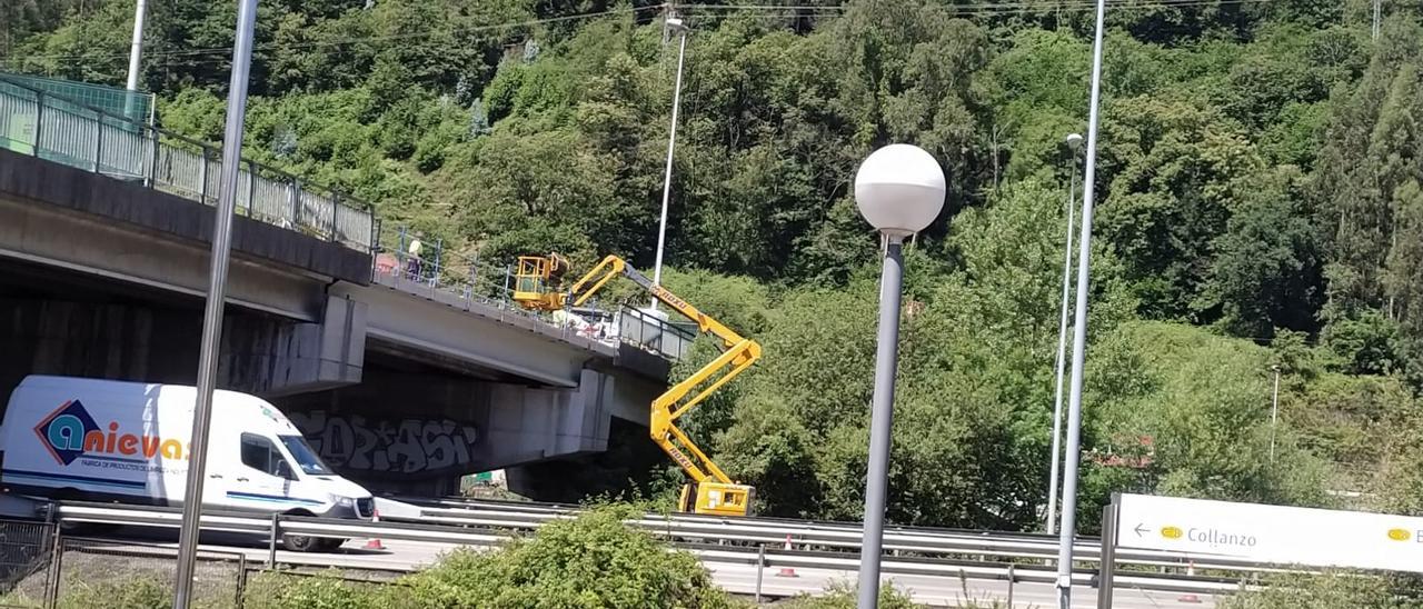 Operarios trabajando en la reparación del puente de Seana. | D. M.