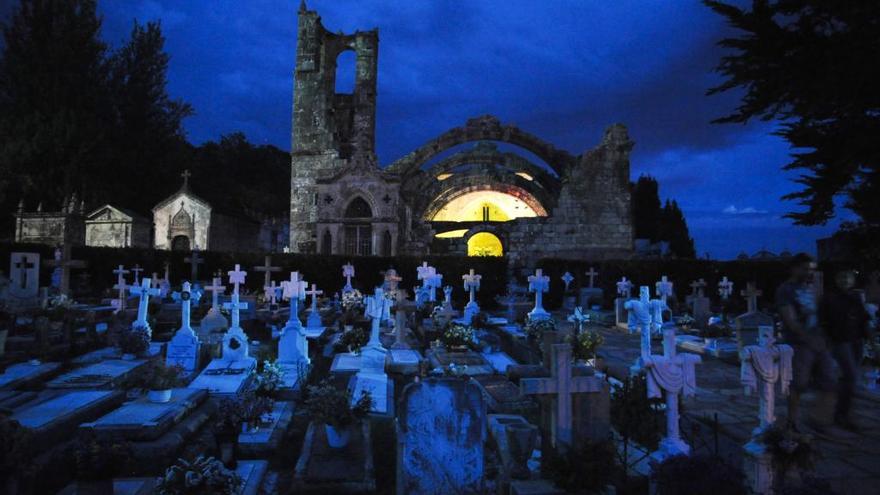 Imagen nocturna del espectacular cementerio de Santa Mariña de Dozo, en Cambados.