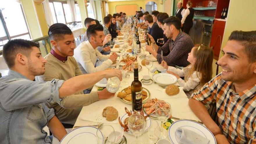 Jandrín, Hugo Rodríguez, Antonio Bello y Borjas, junto a sus compañeros en la comida de despedida de ayer. // Rafa Vázquez