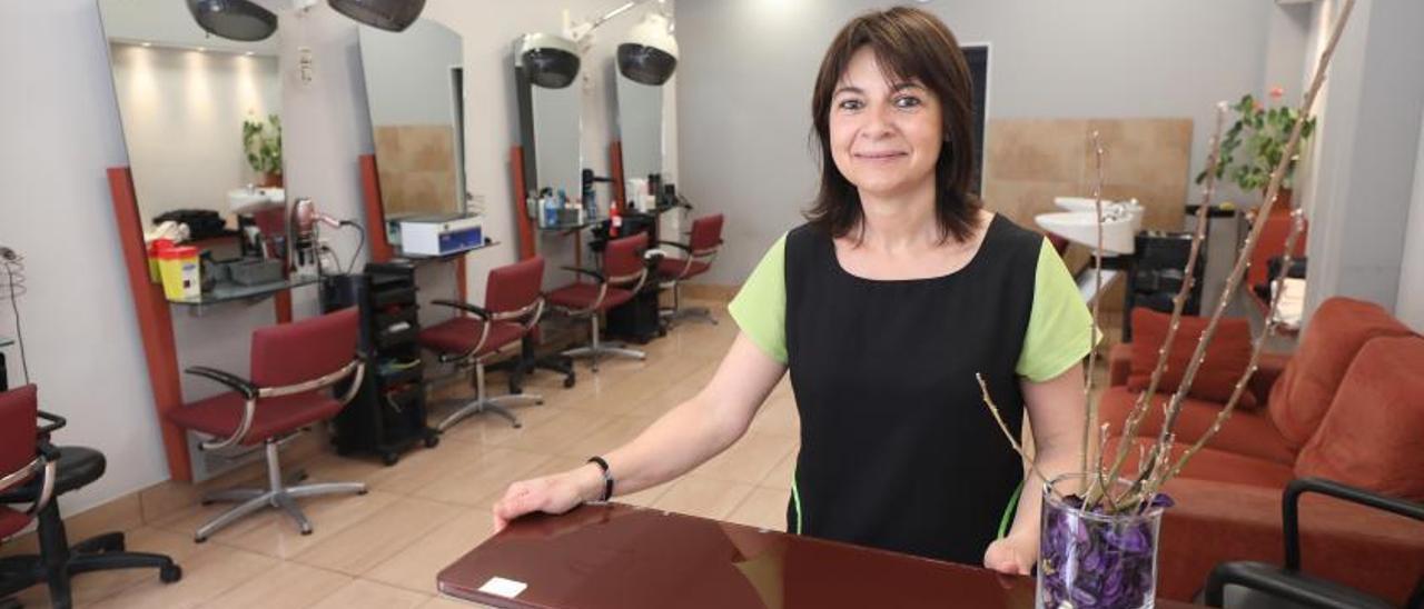 Pequeños negocios 8 Marymar Calonge, en su peluquería situada en el barrio de La Almozara de Zaragoza. | ÁNGEL DE CASTRO