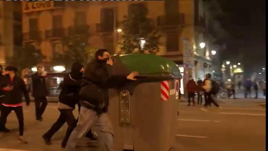 Cuarta noche de altercados violentos en Barcelona por el encarcelamiento de Hasél