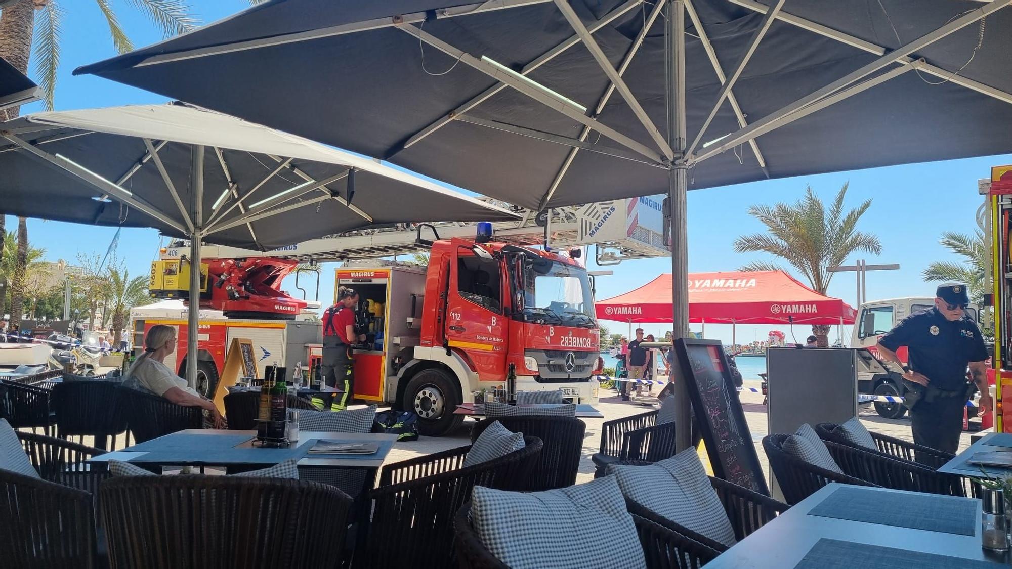 Susto en primera línea del Port d'Alcúdia por el incendio en un hostal el día de la Fira de la Sípia