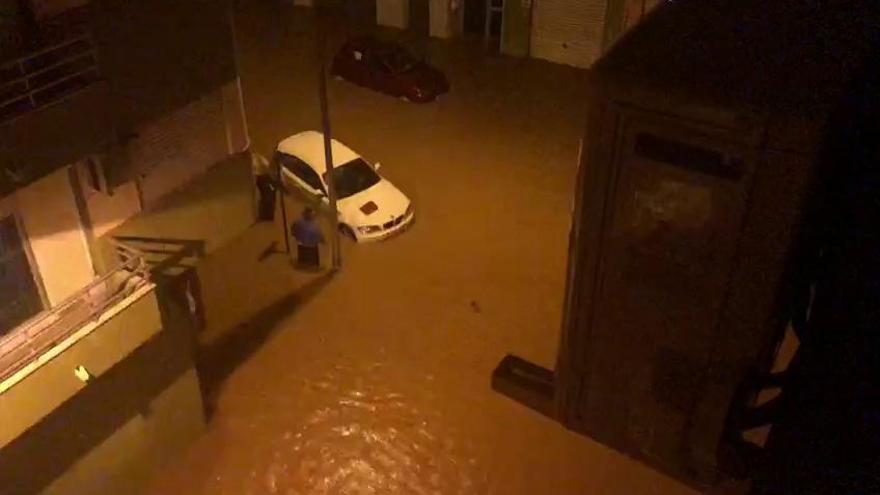 La tormenta descarga con fuerza e inunda Alzira