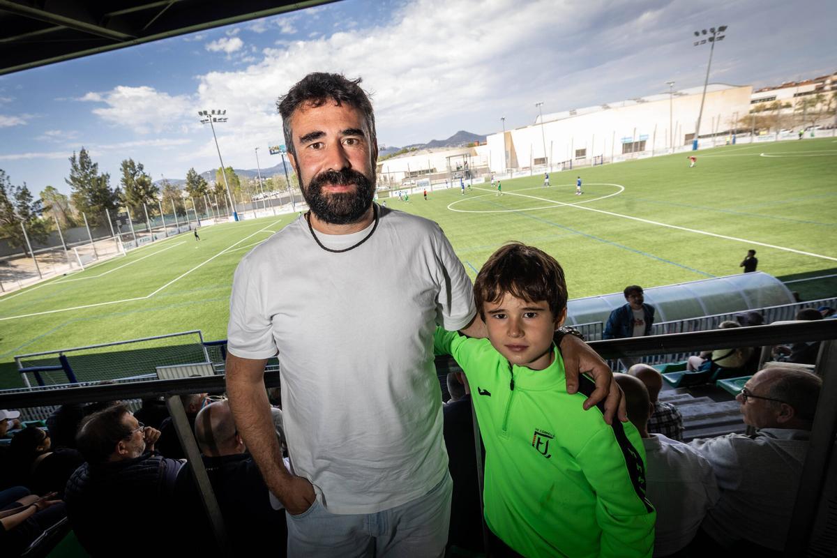 Borja y su hijo Borja en el partido del Cornellà. AUTOR: JORDI OTIX