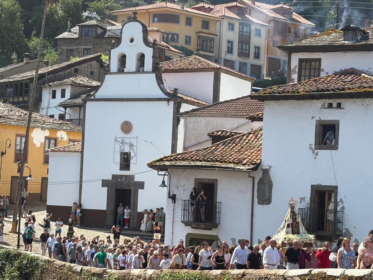 La pólvora acompañó a la primera procesión del Carmen en Cangas del Narcea