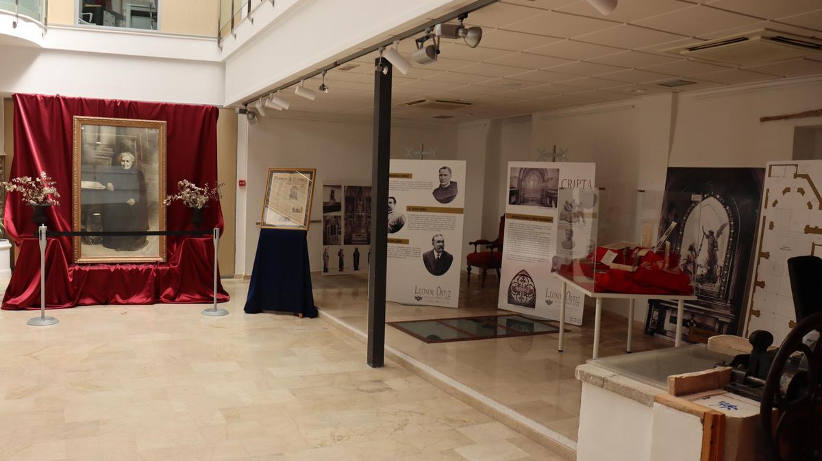 Elementos de la exposición sobre Leonor Ortiz en Benigànim.