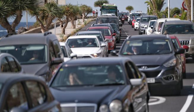 Colas para llegar a la playa de Las Teresitas