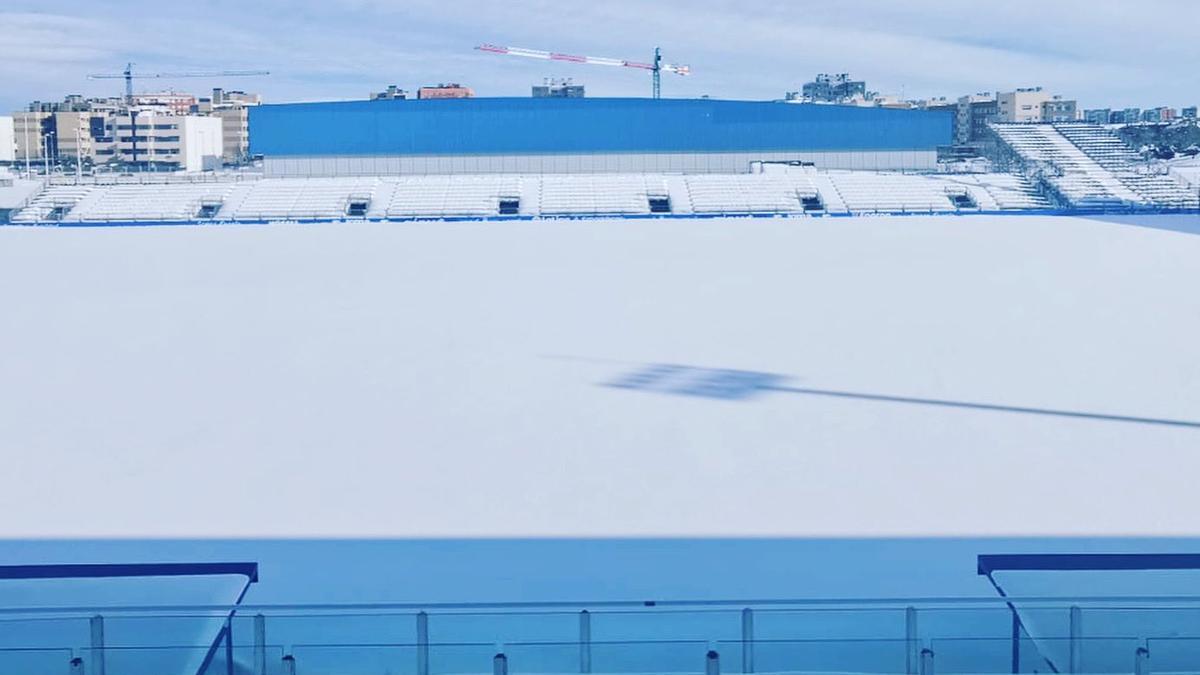 El campo del Fuenlabrada cubierto de nieve