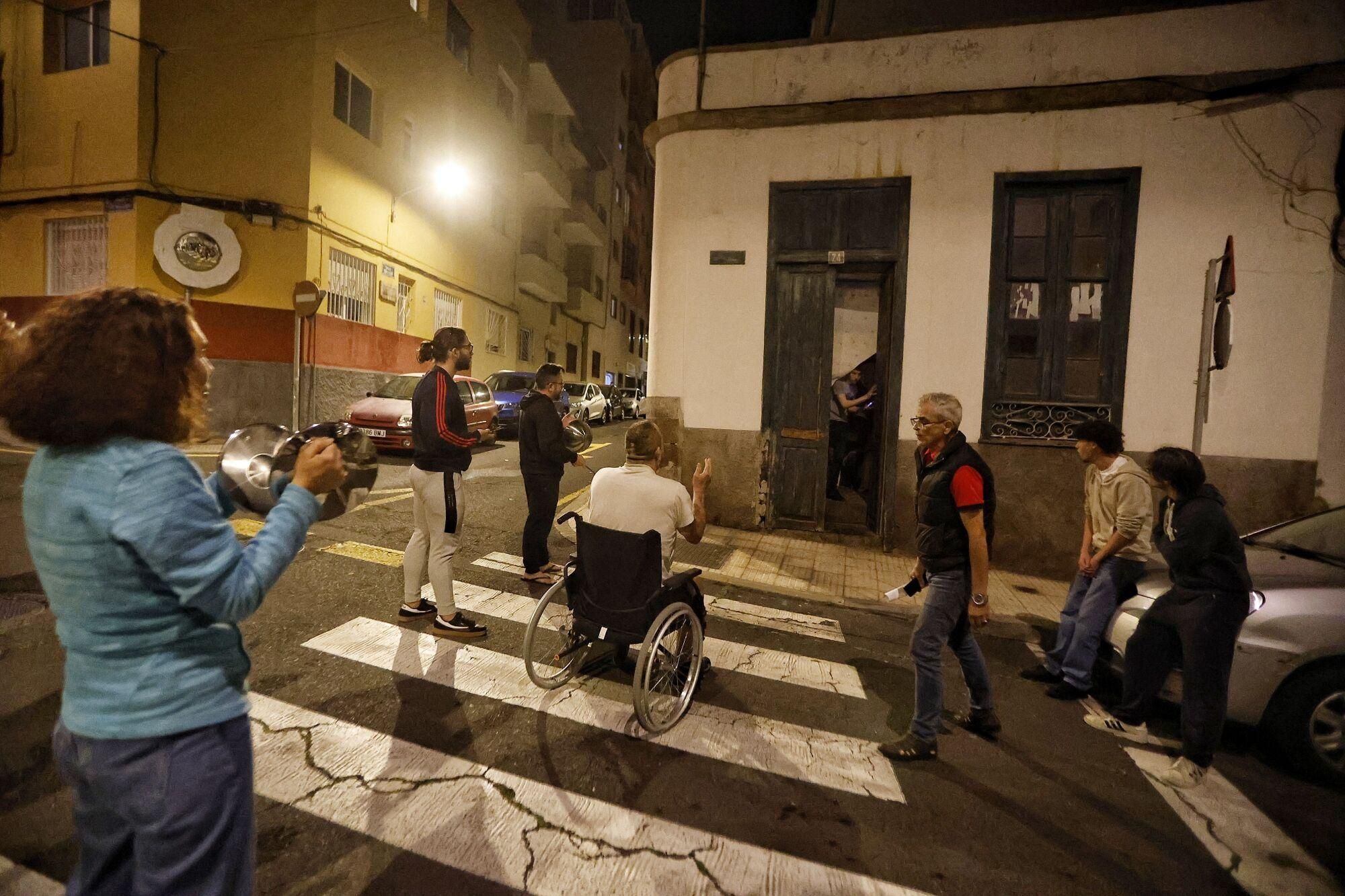 Cacerolada de los vecinos de El Toscal contra la inseguridad y la ocupación de viviendas
