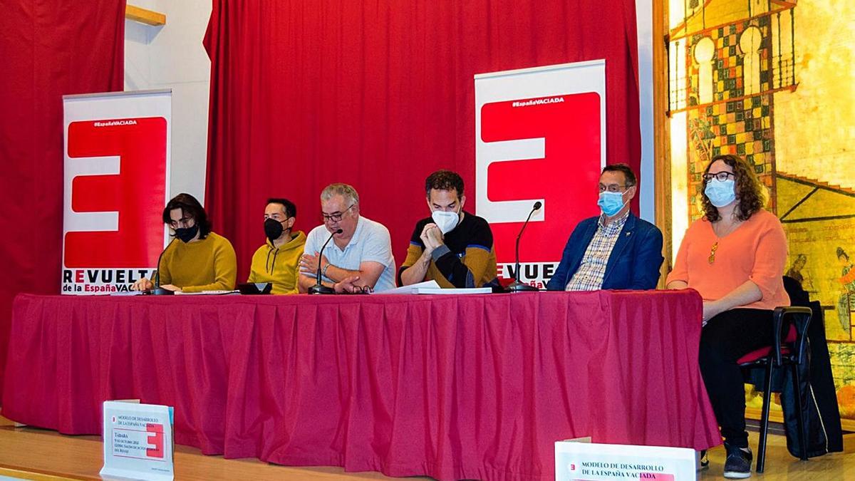 Desde la izquierda Alberto Zamorano, Ramiro Tomás, José Almeida, Chema Mezquita, Francisco Prieto y Almudena Pérez, ayer en Tábara durante la presentación del Modelo de Desarrollo de la España Vaciada. | Santiago Andrés