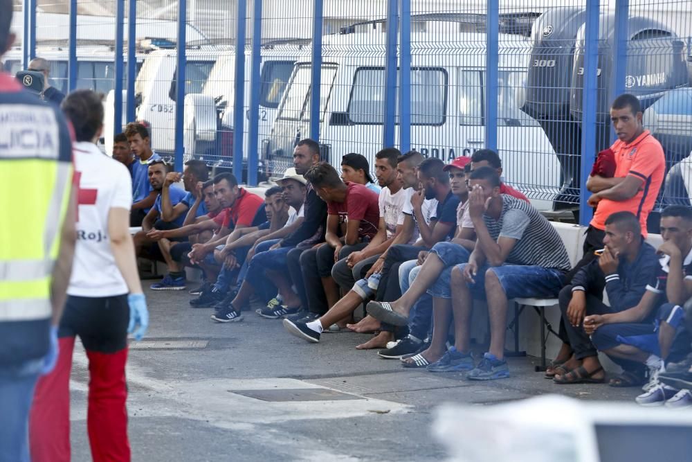 Llega a Tabarca un centenar de inmigrantes en cuatro pateras