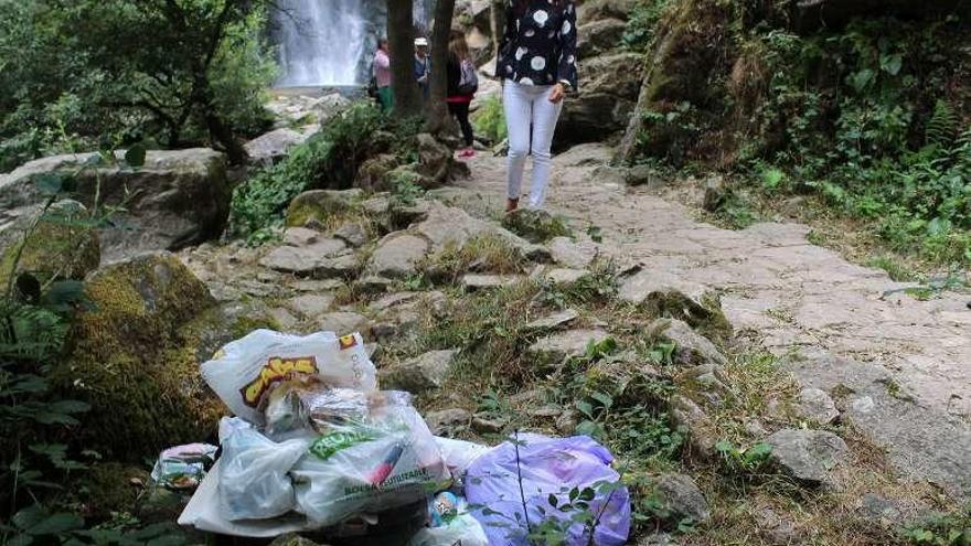 González Costa, junto a restos de basura en la Fervenza do Toxa.