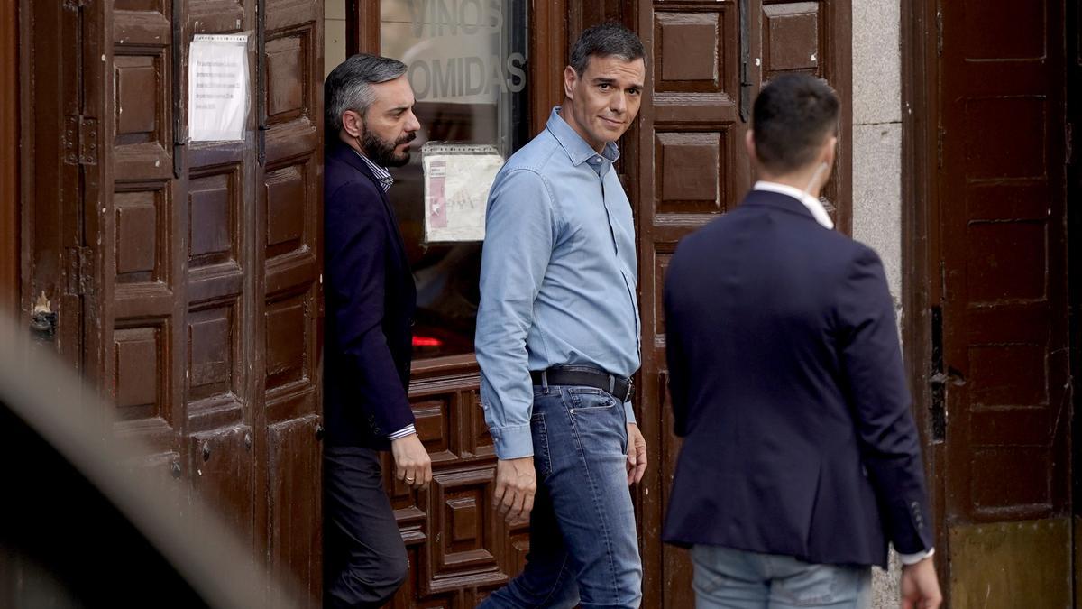 Pedro Sánchez, presidente del Gobierno, saliendo del bar Casa Labra, donde ha grabado una entrevista para el programa de Jordi Évole.