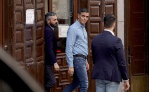 Sánchez acusa la dreta de crear una «bombolla antisanchista» i la combat amb el seu costat més humà