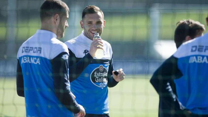 Lucas sonríe durante el entrenamiento de ayer junto a Lopo.