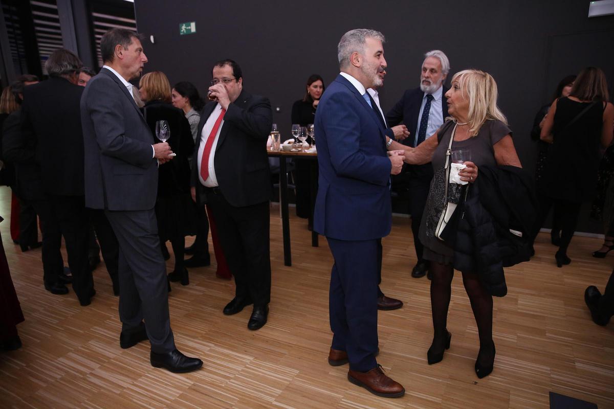 El periodista Luis Mauri; Joan Ignasi Elena, conseller de Interior, y Jaume Collboni, alcalde de Barcelona, entre otros invitados, en la fiesta.