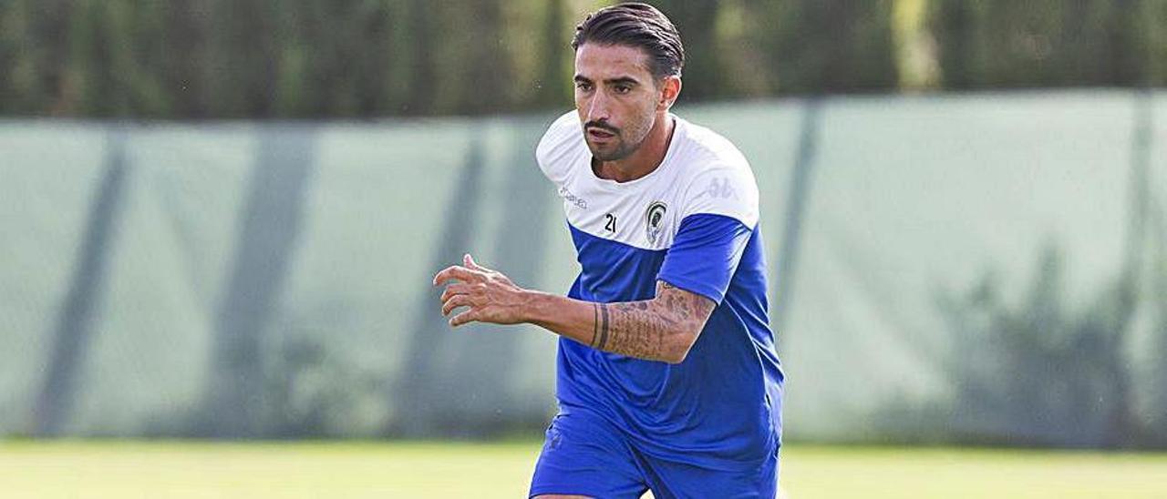 Chuli trabaja con balón durante el entrenamiento. | JOSE NAVARRO