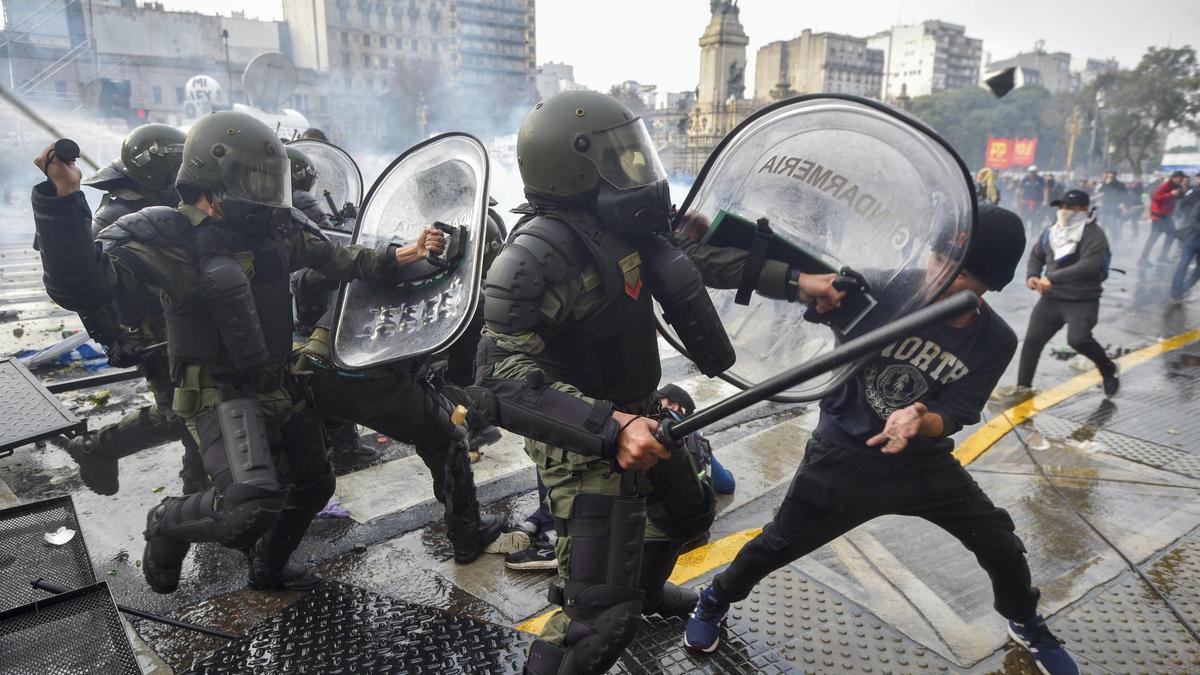 La policía reprime a los manifestantes en la protesta frente al Congreso contra la Ley Bases de Milei, el pasado miércoles.