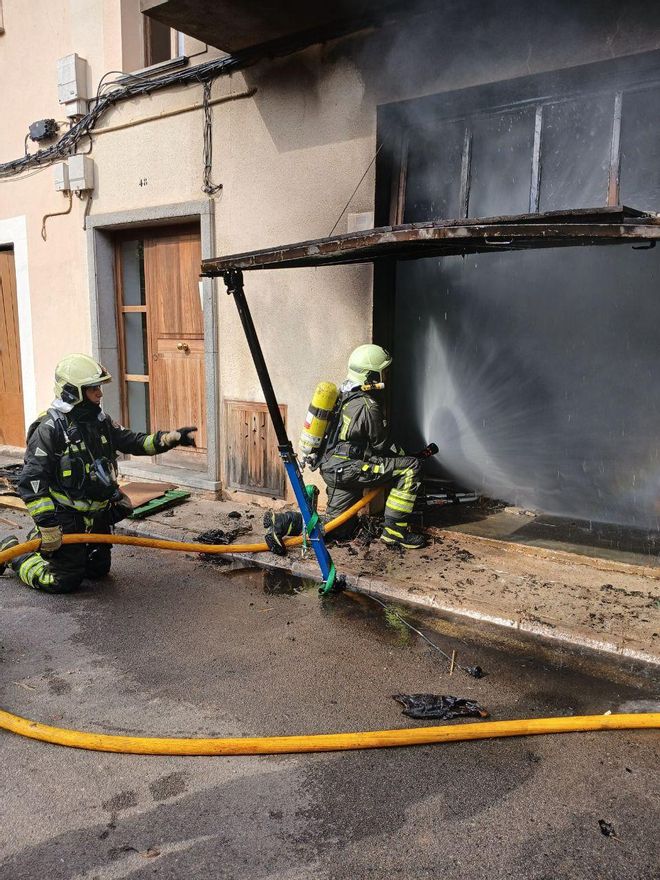 Los Bombers de Mallorca apagan el fuego de la carpintería