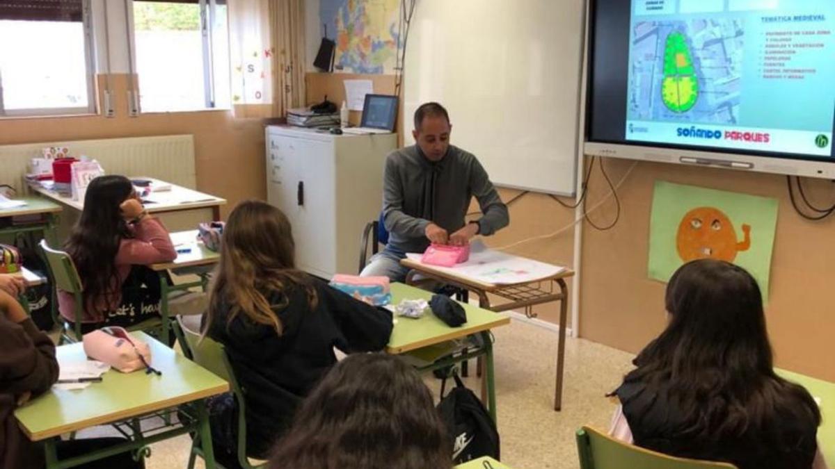 Alberto Alonso explica cómo realizar un plano del parque. | Cedida