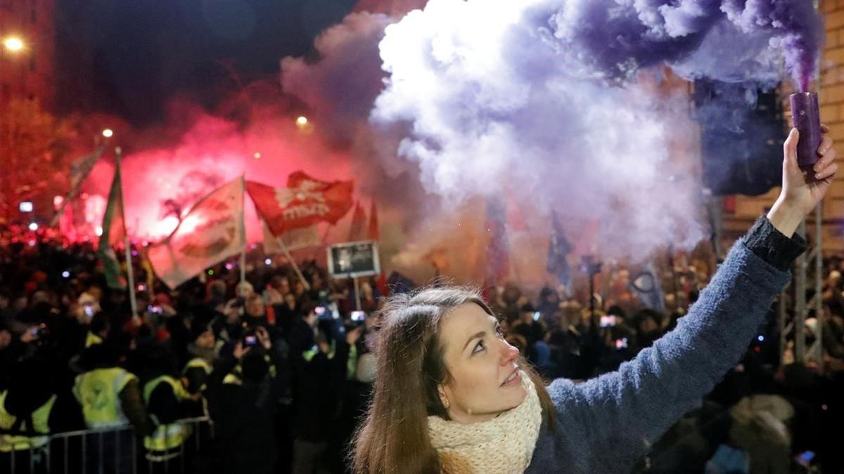 Anna Donnath, vicepresidente del partido de la oposición Movimiento Momentum, sujeta una bengala durante las protestas contra la reforma laboral en Budapest.
