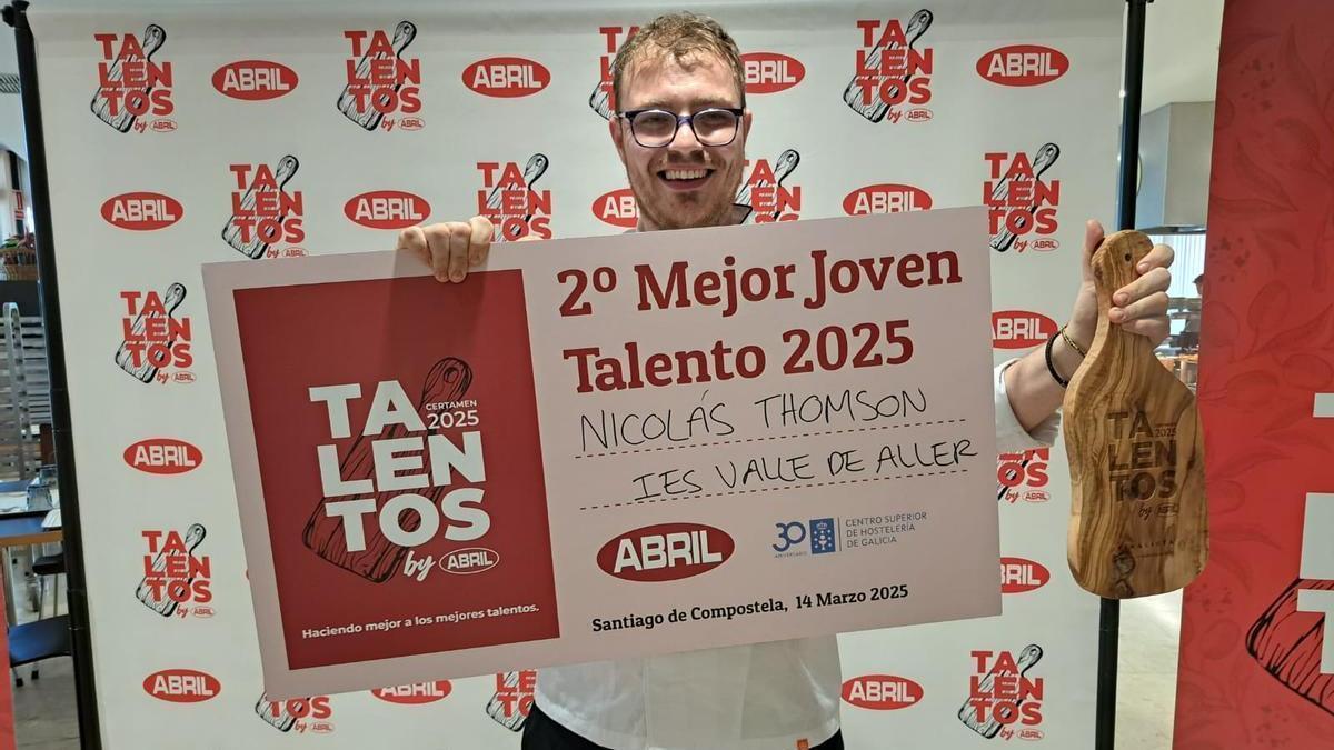 Nicolás Thomson, con su diploma.
