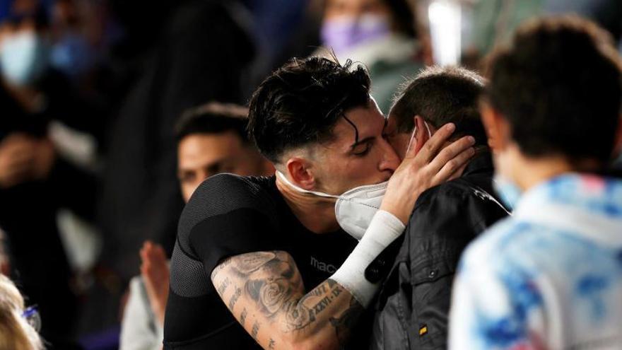 Cárdenas se fundió en un abrazo con su padre después de finalizar el encuentro. | EFE