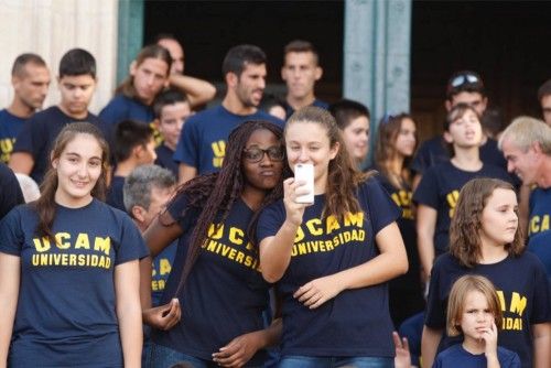 Ofrenda floral de los equipos de la UCAM en la Fuensanta