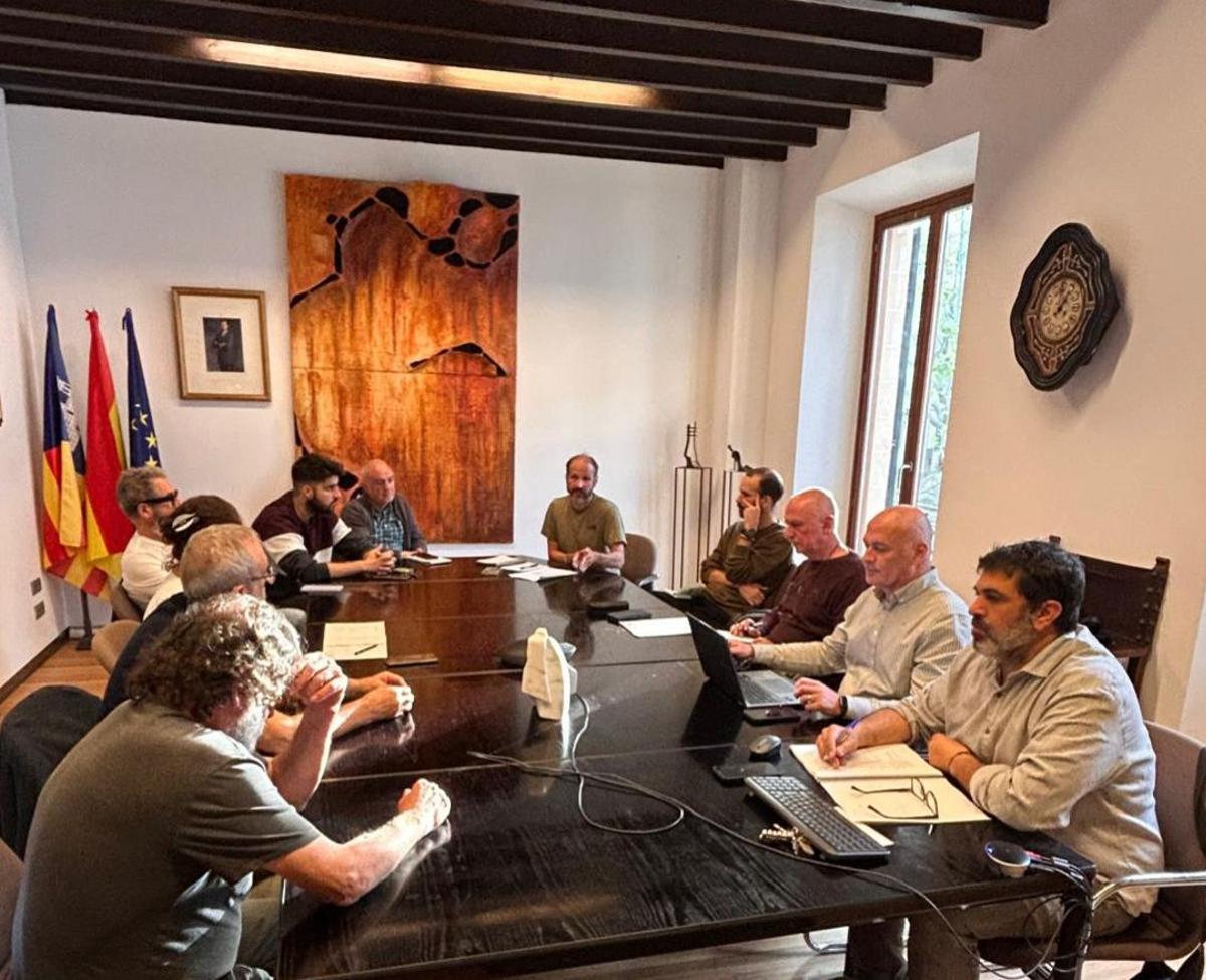 Reunión en el Ayuntamiento de Esporles para elaborar las alegaciones a la ley.
