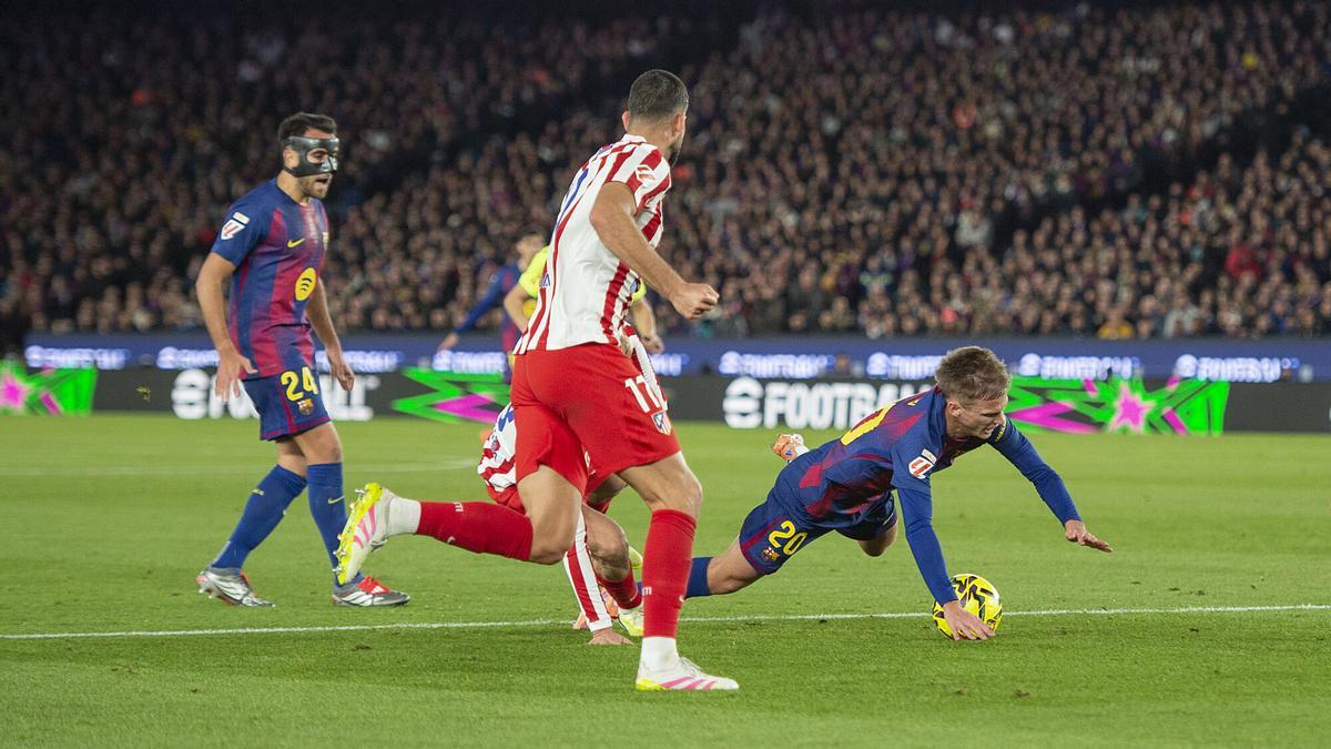 Olmo cae dentro del área derribado por Barrios, en el penalti que falló Lewandowski.