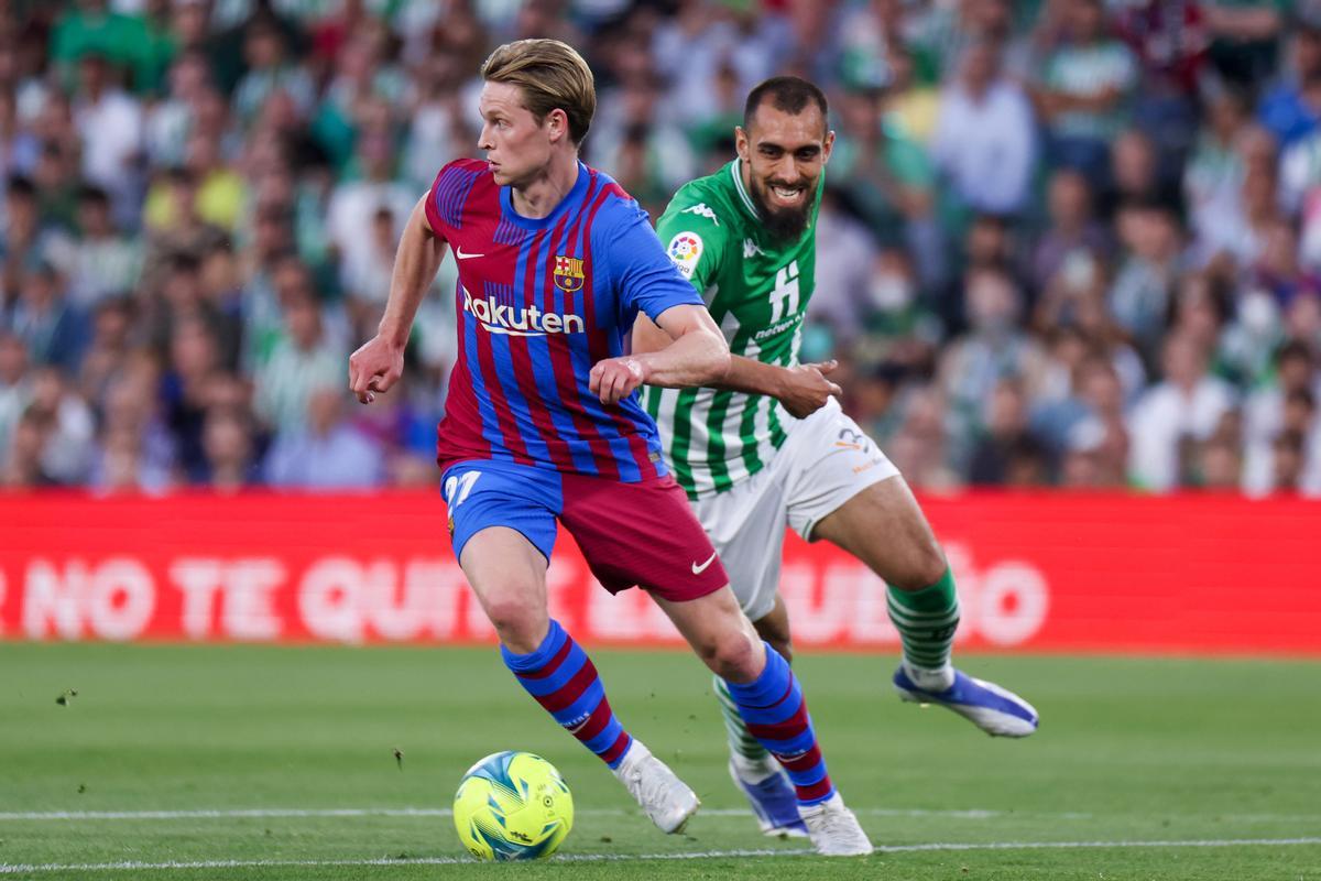 Archivo - El jugador del Barça Frenkie de Jong y el del Real Betis Borja Iglesias en un partido de LaLiga Santander