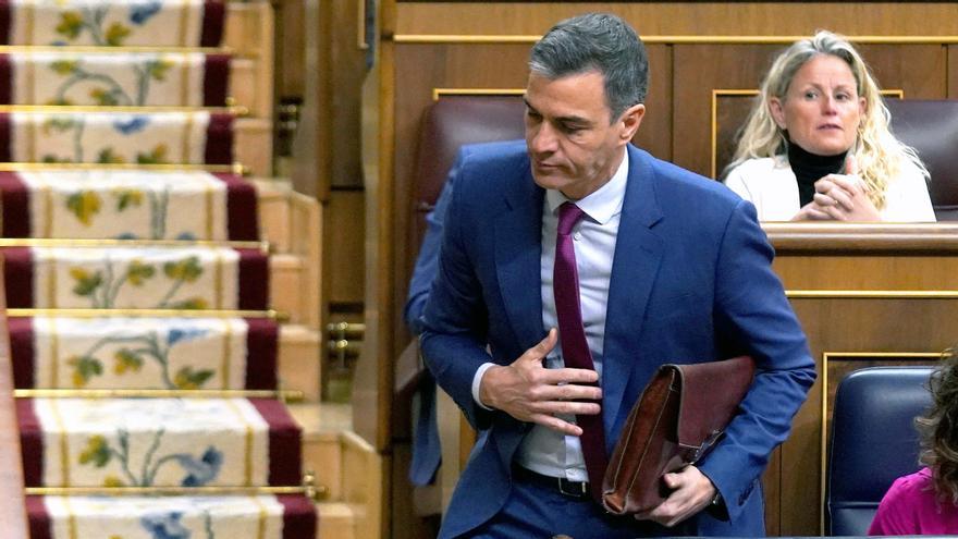 El presidente del Gobierno, Pedro Sánchez, abandona el hemiciclo durante la sesión de control al Gobierno celebrada este miércoles.