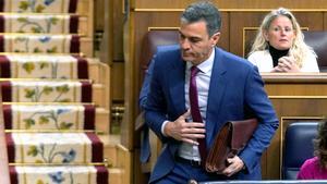 El presidente del Gobierno, Pedro Sánchez, abandona el hemiciclo durante la sesión de control al Gobierno celebrada este miércoles.