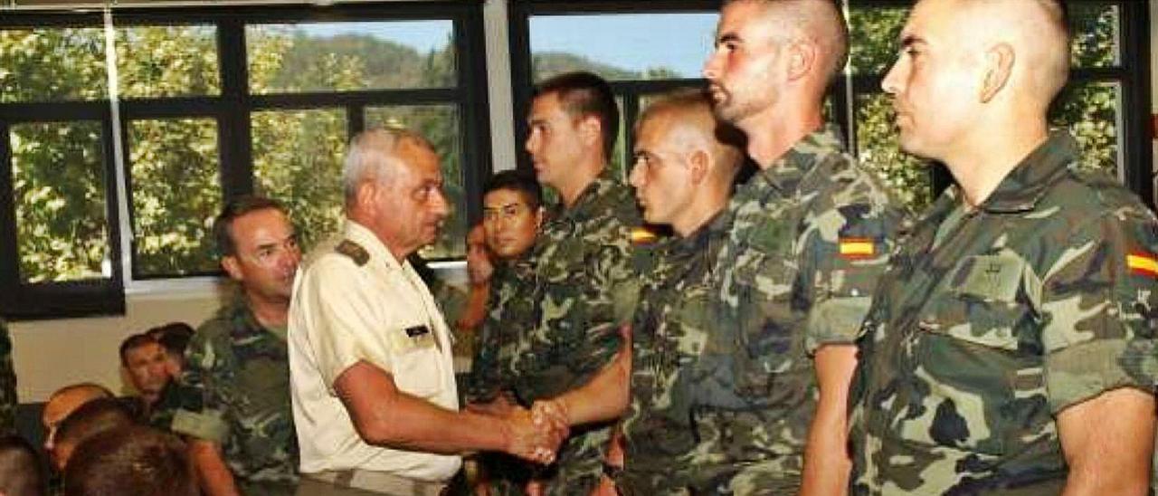 Fulgencio Coll saluda a los soldados de una tropa que viajó a Afganistán. |  E.P.