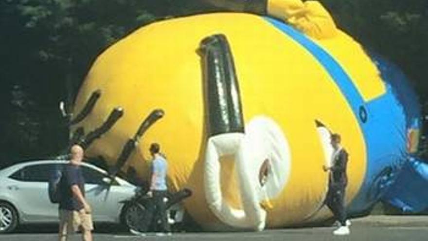 Un Minion gigante colapsa el tráfico en Dublín