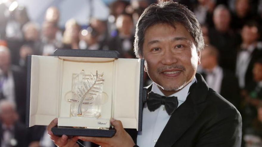 El director japonés Hirokazu Kore-eda se lleva la Palma de Oro del Festival de Cannes