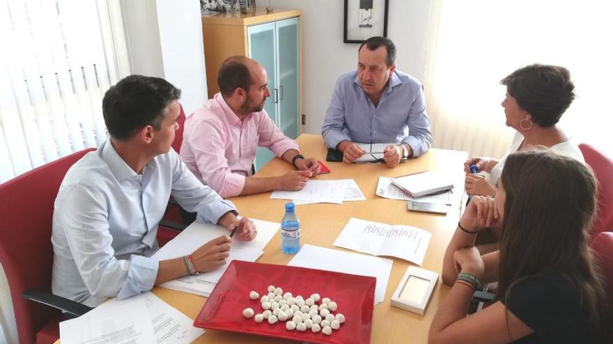 Ruiz Espejo, Bernal y Lima, entre otros, durante una reunión en la sede del PSOE de Málaga.