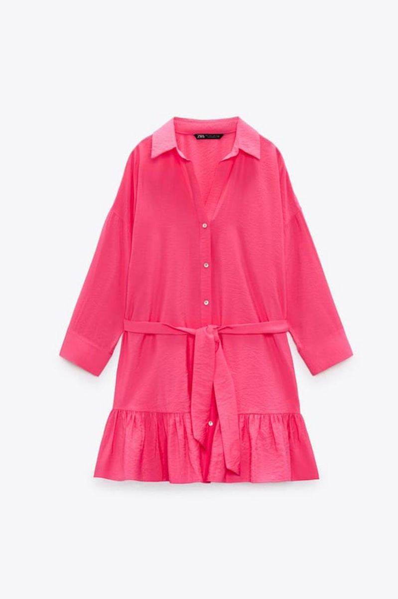 Vestido satinado rosa de Zara (precio: 29,95 euros)
