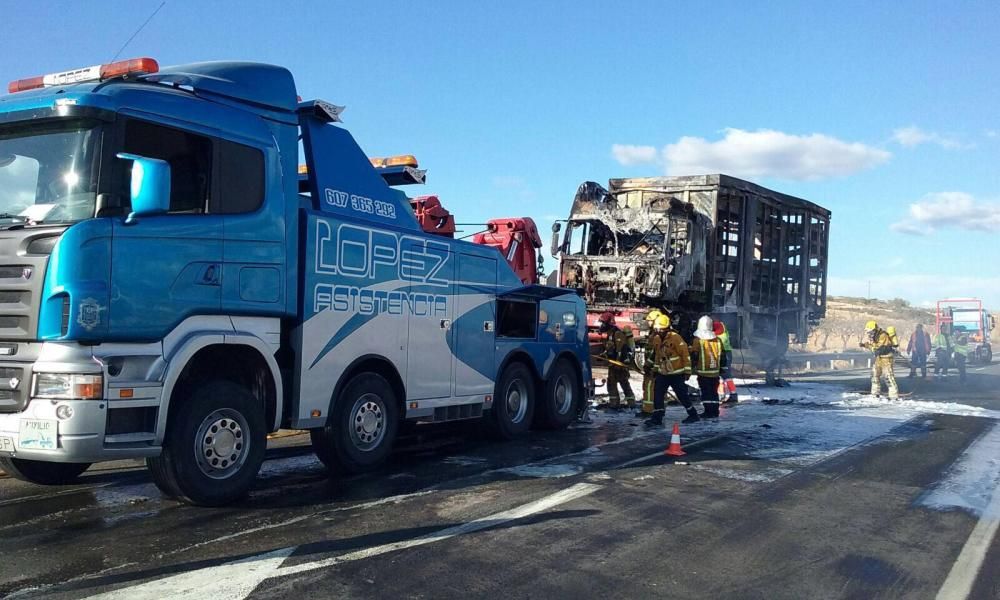 Arde un camión cargado de colchones en Villena