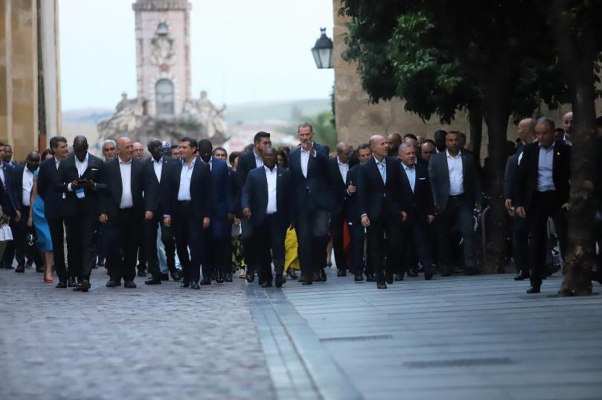 El rey Felipe VI, acompañado por Antonio Ruiz, José María Bellido y Abdalá II, recorre la calle Torrijos junto a otros jefes de Estado y diplomáticos para visitar la Mezquita-Catedral.