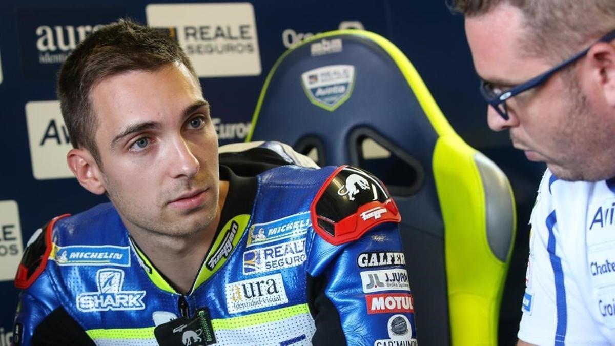 El francés Christophe Ponsson, en el box del Reale Avintia Racing, en su debut, hiy, en el Mundial de MotoGP.