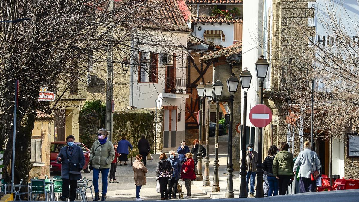 Varios vecinos en una de las calles de Villanueva de la Vera el pasado jueves.