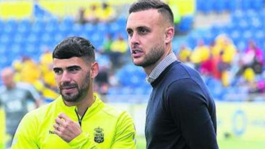 Juan Cala se dejó ver por el césped del Estadio de Gran Canaria antes del inicio del partido. En la imagen, el examarillo junto a Tana, compañero el curso pasado.