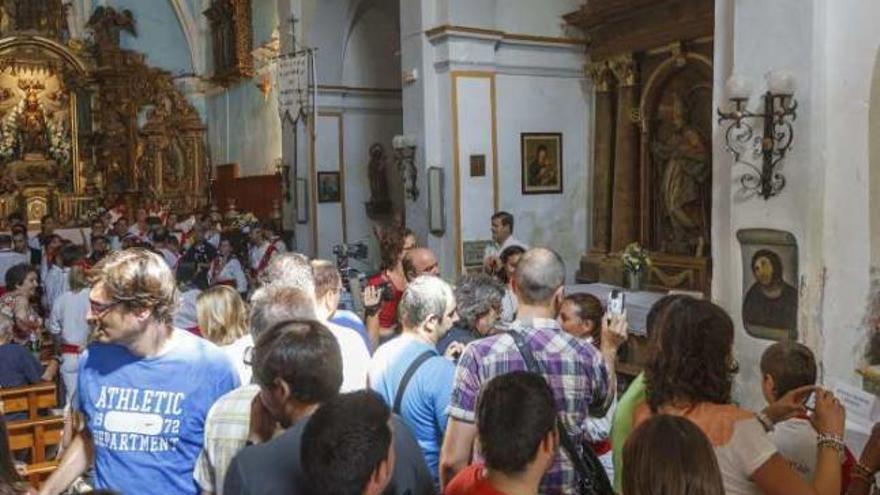 Decenas de curiosos quisieron fotografiarse ayer con el Ecce Homo &quot;restaurado&quot;.